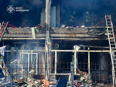 Фото 3 — Росіяни вдарили по заводу "Яготинське для дітей" на Київщині, є загиблі (ФОТО)