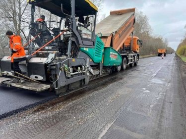 Фото 5 — Ремонт доріг в Україні: за добу ліквідовано 91 тис. кв. м пошкоджень на державних трасах