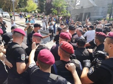 Фото 19 — В Киеве разгромили скандальную выставку на Аллее Небесной Сотни: есть задержанные (ФОТО)