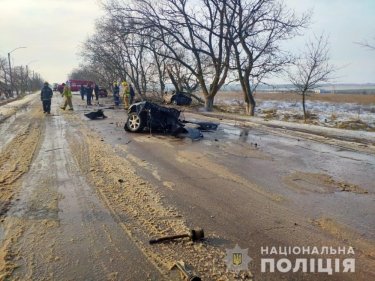 Фото 3 — В Херсонской области авто разлетелось на части, врезавшись в дерево: пассажиры погибли