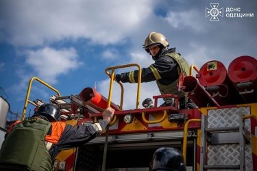 Фото 2 — В ходе атаки на порт "Пивденный" разрушен терминал производителя растительных масел "Дельта Вилмар", на месте пожар