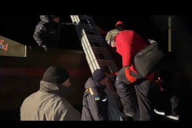 Фото 2 — Шторм в Азовском море: с острова Бирючий эвакуировали еще 5 человек (ФОТО, ВИДЕО)