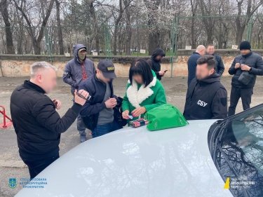 Фото 9 — СБУ та НАБУ піймали на хабарі одеську суддю, яка любить все зелене (ФОТО)