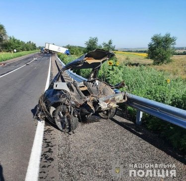 Фото 3 — ДТП в Запорожской области: иномарка врезалась в фуру, погибли четыре человека (ФОТО)