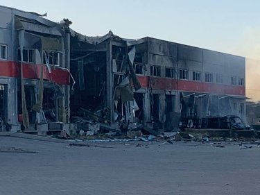 Фото 3 — Російські військові ракетним ударом зруйнували відділення "Нової пошти" у Миколаївській області