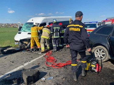 Фото 12 — На окружной Ровно микроавтобус влетел в легковушку: погибло двое, включая младенца (ФОТО)
