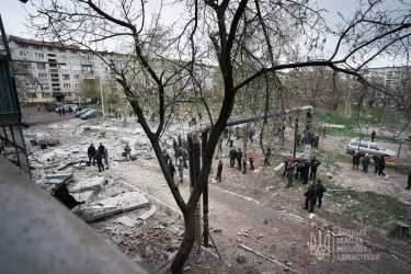 Фото 10 — В Славянске в результате ракетного обстрела частично разрушена пятиэтажка: погибло восемь человек (ФОТО, ВИДЕО)