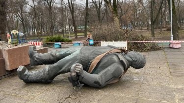 Фото 2 — В Днепре демонтировали памятники Горькому и Чкалову (ФОТО)