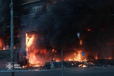 Фото 12 — Массированная атака на Киев: повреждено здание налоговой и офис "Укрпочты", сгорел ТРЦ "Квадрат" (ФОТО)