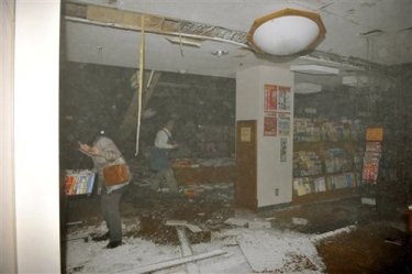 Фото 5 — На Японию после мощнейшего землетрясения обрушилось 10-метровое цунами