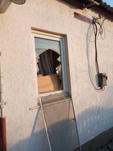 Фото 3 — У Харкові через влучення ворожого снаряда згоріла шкільна бібліотека, загинула жінка