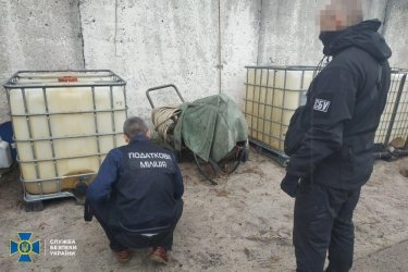 Фото 9 — Обыски в доме Кличко: СБУ раскрыла схему контрабанды нефтепродуктов на 100 млн грн (ФОТО)