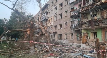 Фото 4 — Российская авиабомба попала рядом с пятиэтажкой в Харьковской области, погибла женщина (ФОТО)