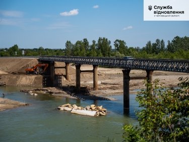 Фото 6 — На Буковине заработал временный мост через Прут вместо демонтированного (ФОТО)
