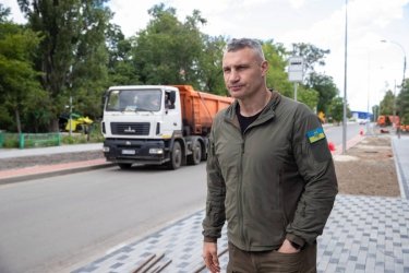 Фото 9 — Нові зупинки та безбар’єрний простір: у  Дарницькому районі Києва триває капремонт вулиці (ФОТО)