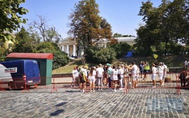 Фото 34 — В Киеве разгромили скандальную выставку на Аллее Небесной Сотни: есть задержанные (ФОТО)