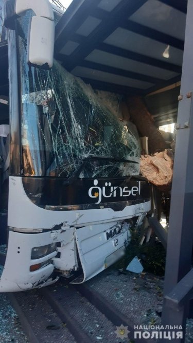 Фото 2 — У центрі Одеси автобус "Гюнсела" з пасажирами влетів у мотосалон: водій знепритомнів і помер (ФОТО, ВІДЕО)
