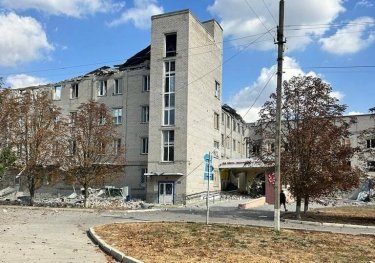 Фото 2 — В Бериславе оккупанты сбросили авиабомбу на больницу