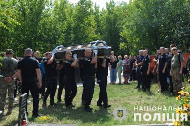 Фото 4 — Из-за российской авиабомбы в Орехове 12 августа погибли двое полицейских: в МВД показали похороны (ФОТО)