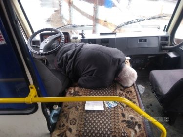 Фото 2 — Выпрыгивали на ходу: в Каменском водитель автобуса с детьми умер за рулем (ФОТО, ВИДЕО)