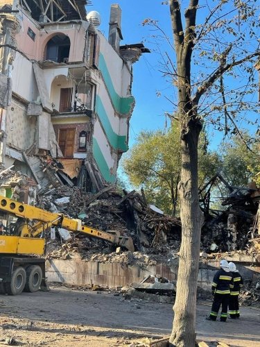 Фото 15 — Число погибших в результате ударов РФ по жилым домам Запорожья 6 октября выросло до 14