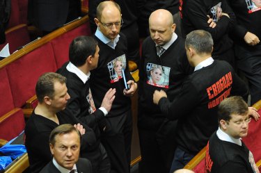 Фото 8 — Чем запомнилась первая сессия новой Рады: блокирование трибуны и один принятый закон