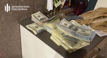 Фото 6 — ГБР показало задержание таможенника, требовавшего взятки за экспорт зерна через порт Черноморска (ФОТО)