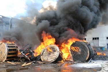 Фото 6 — РФ обстріляла з РСЗО чотири підприємства Харкова, зокрема кабельний завод: є поранені (ФОТО, ВІДЕО)