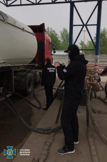 Фото 16 — Обыски в доме Кличко: СБУ раскрыла схему контрабанды нефтепродуктов на 100 млн грн (ФОТО)