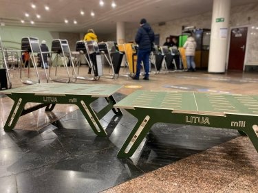 Фото 2 — В Киеве на 19 станциях метро во время тревог будут выставлять модульные лавки-топчаны (ФОТО)