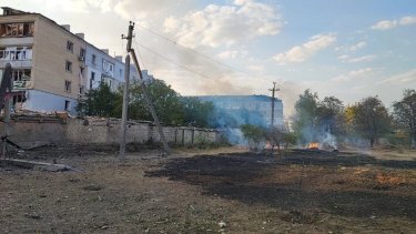 Фото 2 — Оккупанты снова сбросили авиабомбы на Берислав: под ударом оказался район больницы (ФОТО)
