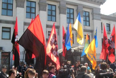 Фото 3 — Националисты в Киеве закидали Урганта помидорами (ФОТО)
