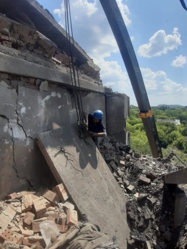 Фото 4 — Россияне обстреляли Торецк: из-под завалов разрушенного дома спасатели изъяли два тела