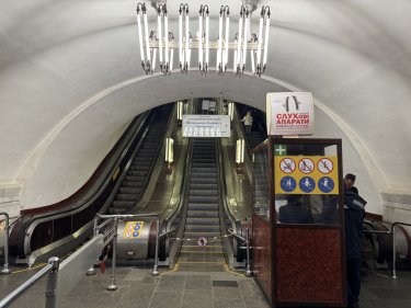 Фото 2 — Київський метрополітен тестує нові інформаційні покажчики для безпеки на ескалаторах