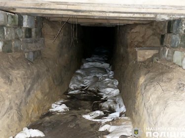 Фото 8 — Полиция задержала подозреваемых во взрыве в банке "Пивденный" в Чернигове: под ним нашли тоннель (ФОТО)