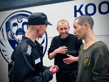 Фото 12 — В День Независимости состоялся обмен пленными: домой вернули военных и гражданских (ФОТО)