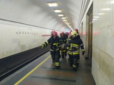 Фото 5 — В Киеве самоубийца бросился под поезд метро, но остался жив (ФОТО, ВИДЕО)