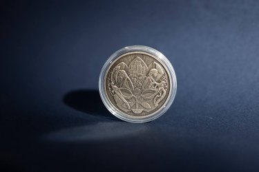 Фото 2 — НБУ ввів у обіг срібну пам’ятну монету на честь захисників і захисниць: як виглядає (ФОТО)