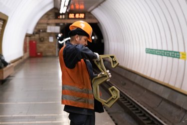 Фото 7 — На станції метро "Звіринецька" демонтували стару назву "Дружби народів" та облаштували перші написи на колійній стіні (ФОТО)