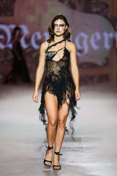 Фото 18 — Ukrainian Fashion Week SS27: ремесло, реконструкция и показ в укрытии