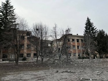 Фото 2 — В Купянске в результате российского обстрела разрушен колледж (ФОТО)