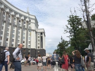 Фото 3 — "СтопШкарлет!": у здания Кабмина протестуют против нового главы Минобразования (ФОТО)