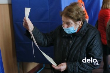 Фото 6 — День выборов: как Украина голосует во время пандемии (ФОТОРЕПОРТАЖ)