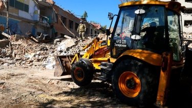 Фото 5 — Число погибших в результате авиаудара по школе в Орехове выросло до семи (ФОТО, ВИДЕО)