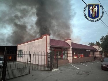 Фото 2 — Ракетная атака на Киев: вспыхнул пожар, есть разрушения и пострадавшие, некоторые районы без воды и света (ФОТО)
