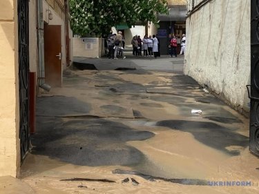 Фото 11 — Улицу в центре Киева залило грязной горячей водой (ФОТО, ВИДЕО)