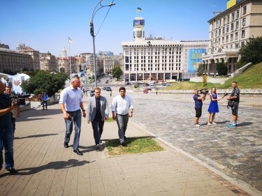 Фото 14 — В Киеве разгромили скандальную выставку на Аллее Небесной Сотни: есть задержанные (ФОТО)