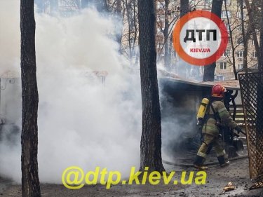 Фото 7 — Неизвестные сожгли контактный зоопарк в киевском парке "Совки" (ФОТО, ВИДЕО)