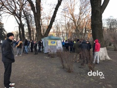 Фото 6 — Протестовавшие под Радой оставили после себя битую брусчатку и мусор (ФОТО, ВИДЕО)