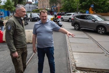 Фото 8 — У Києві на вулиці Глибочицькій замінюють дорожнє покриття та трамвайні колії (ФОТО)